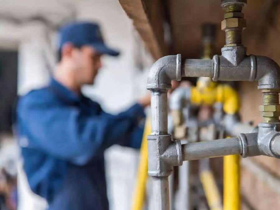 Gasista trabajando en una instalación de cañerías de gas